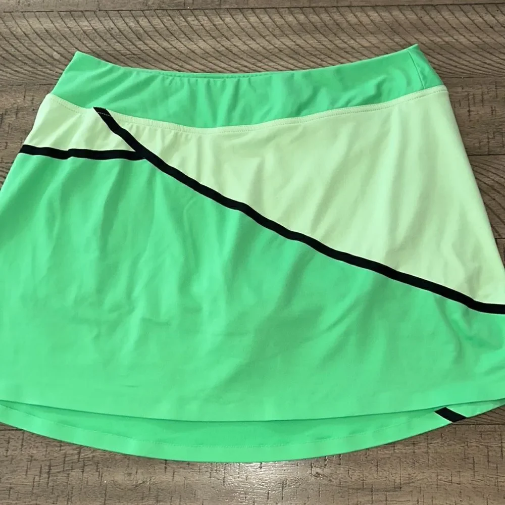 Title Nine Skort Zip Pocket for your stuff! 🏄🏻‍♀️ 🎾 🏖️ 🥾 Have fun 🤩